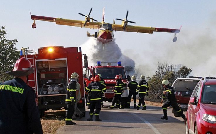 Photo by Srećko Niketić CROPIX požar na cesti od Peroja prema Barbarigi.jpg